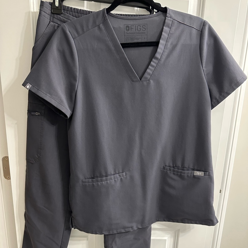 Figs scrubs! Women’s, size small, charcoal (grey).